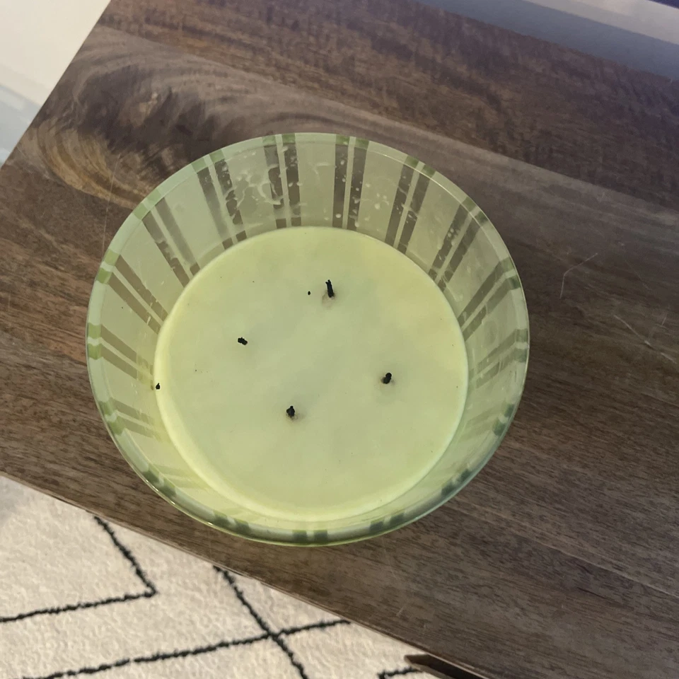 Vela de lujo NEST Lime Zest & Matcha 4 mechas 43,7 oz | frasco usado de 1239 g Foto 2 de 3