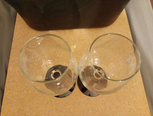 Set Of 2 Yankees Wine Glasses Emblem Etched In Glass 7" Tall purple Bottom - Picture 3 of 4
