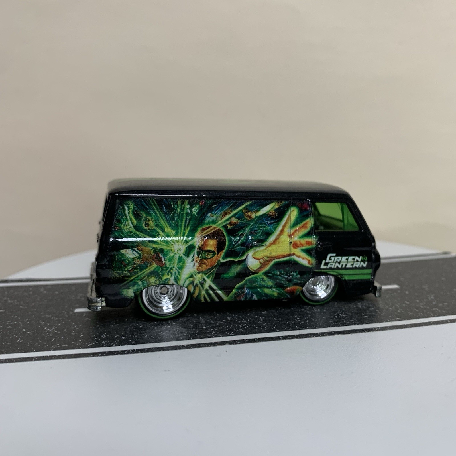 Hot Wheels Pop Culture DC Comics The Green Lantern '66 Dodge A100 Van w/RR NM