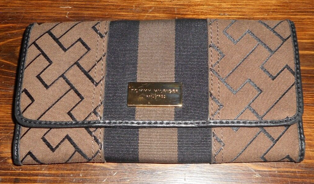 Tommy Hilfiger Vintage Black & Tan Womens Tri-Fold Clutch Wallet