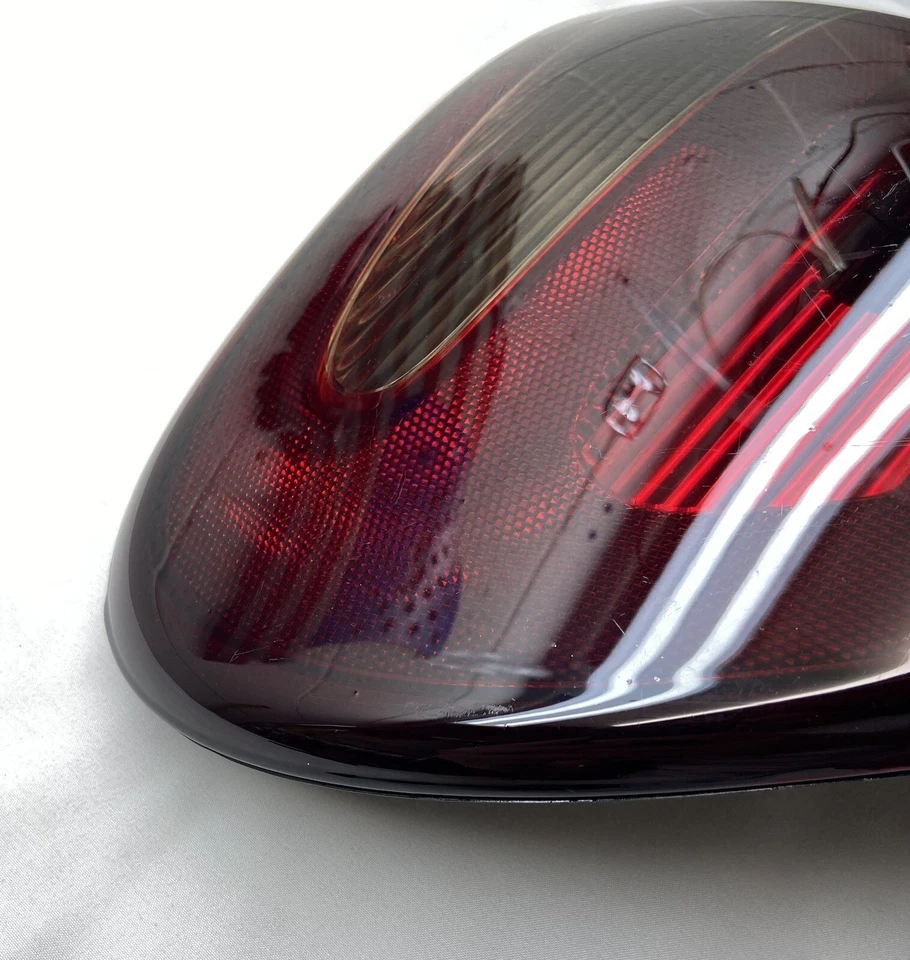 Lanterna traseira lateral esquerda do motorista Dodge Caravan 2004-2007 com verniz escuro fabricante de equipamento original - Imagem 4 de 4