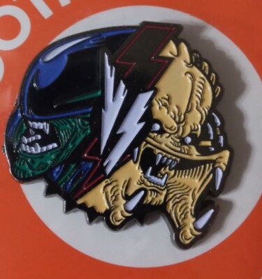 LOOTPINS Loot Crate ALIEN Versus PREDATOR NEW PIN Badge Button NIP Mar. 2016 AVP