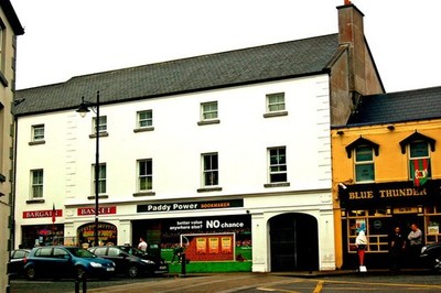 Foto A3 Westport - Mill Street - Schnäppchenkorb, Paddy Power Buchmacher, c2013