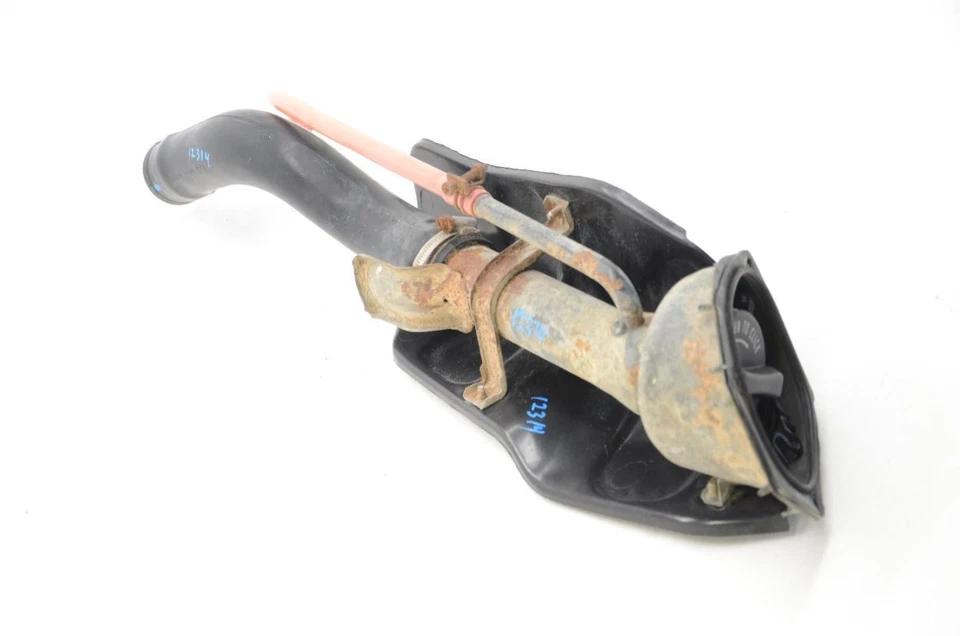 90-97 Nissan Pickup D21 6 Cylinder 4WD 21.1 Gallon Fuel Filler Neck - Imagem 2 de 4