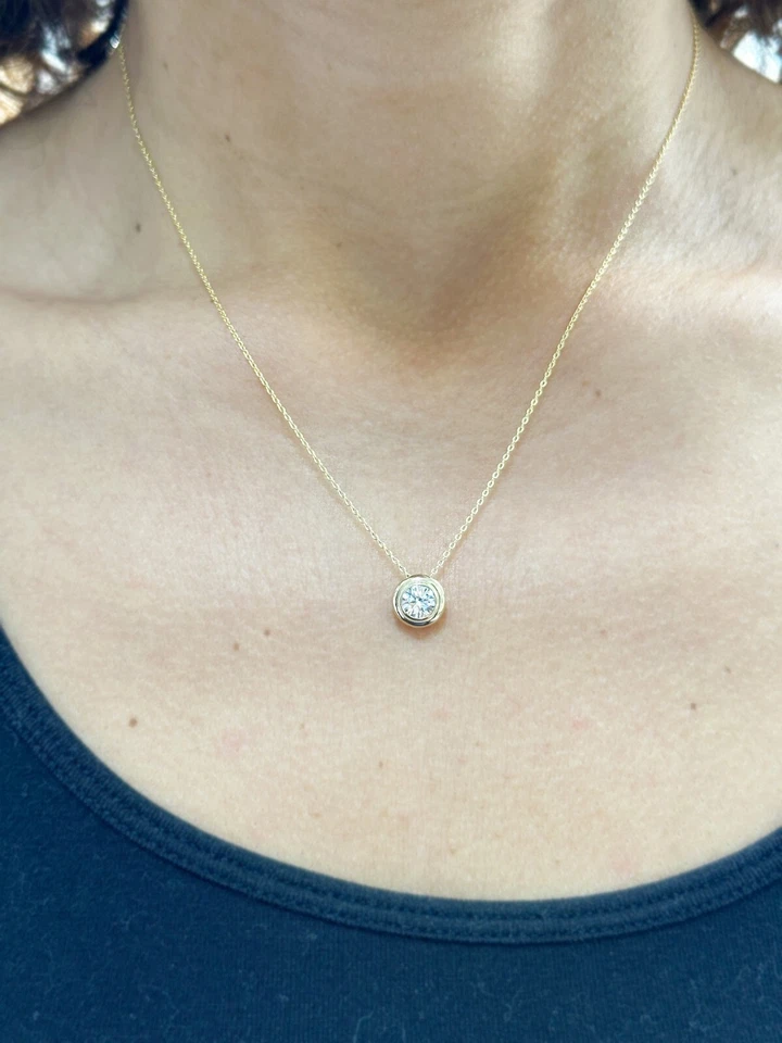 Colgante solitario con bisel de diamantes redondo certificado IGI 14 k oro amarillo macizo 1,00 quilates Foto 3 de 4