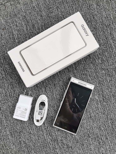 Samsung SM-W2018 Plantinum 6+256GB Dual SIM 12MP 4G Android Flip Smartphone - 第 1/14 張圖片