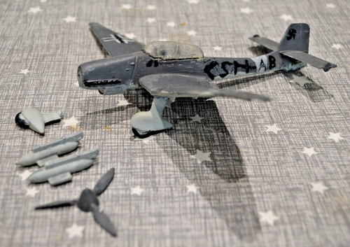 12 Vintage Airfix and Revell 1/72 WWII model aircraft lot. + 2 Unknown scale. - Picture 13 of 20