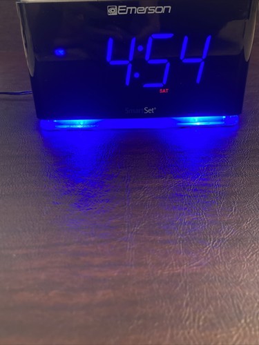 Emerson SmartSet CKS1507 Bluetooth Reloj Despertador Doble Radio FM Carga USB - Imagen 6 de 11