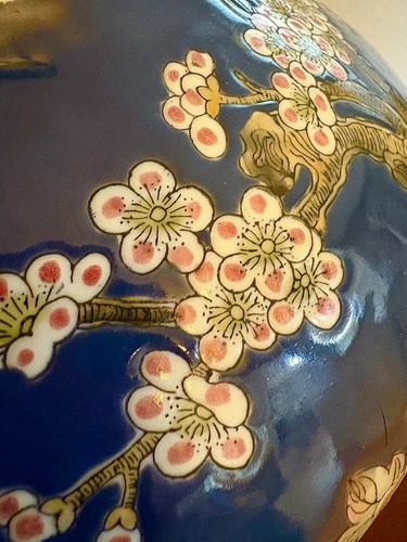 Vintage Chinese Porcelain Lamp With Flowers And Mythical Birds On Carved Base - 第 4/8 張圖片