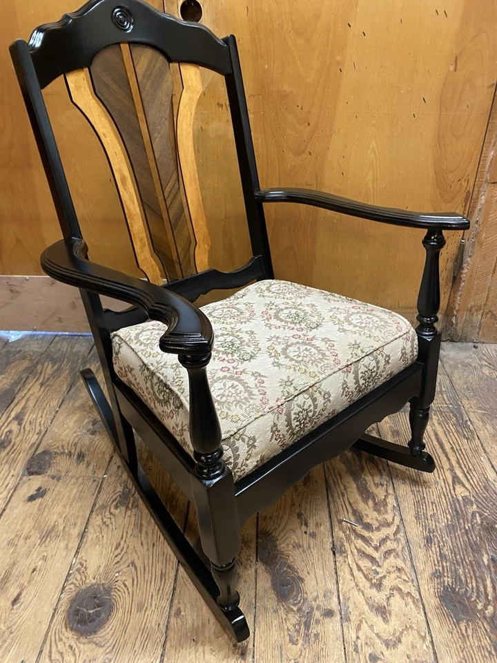Mecedora antigua completamente restaurada. Laca negra sobre arce. Foto 2 de 4