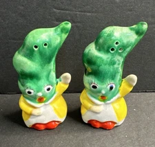 Sweet Pea Pod Anthropomorphic Salt & Pepper Shakers Japan