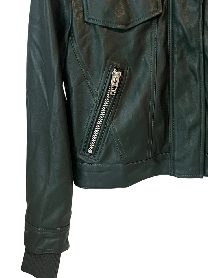Chaqueta de cuero sintético BLANKNYC para mujer talla pequeña verde oscuro cremallera completa recortada a presión Foto 4 de 4