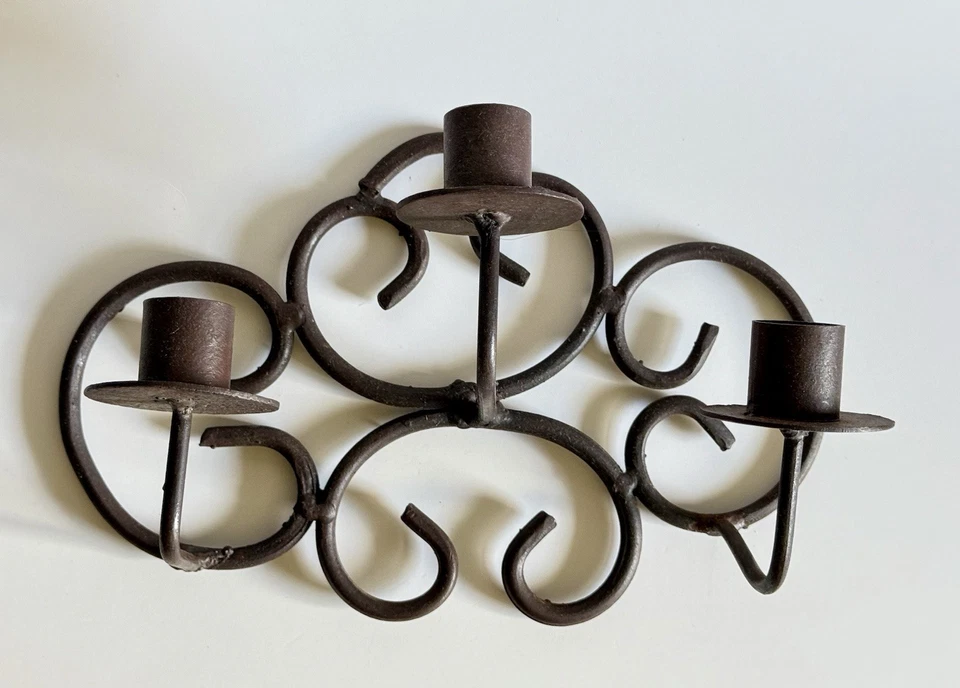 Aplique de pared de hierro forjado vintage - Portavelas de 3 cónicos - Diseño de pergamino rústico - Usado en excelente estado Foto 2 de 4