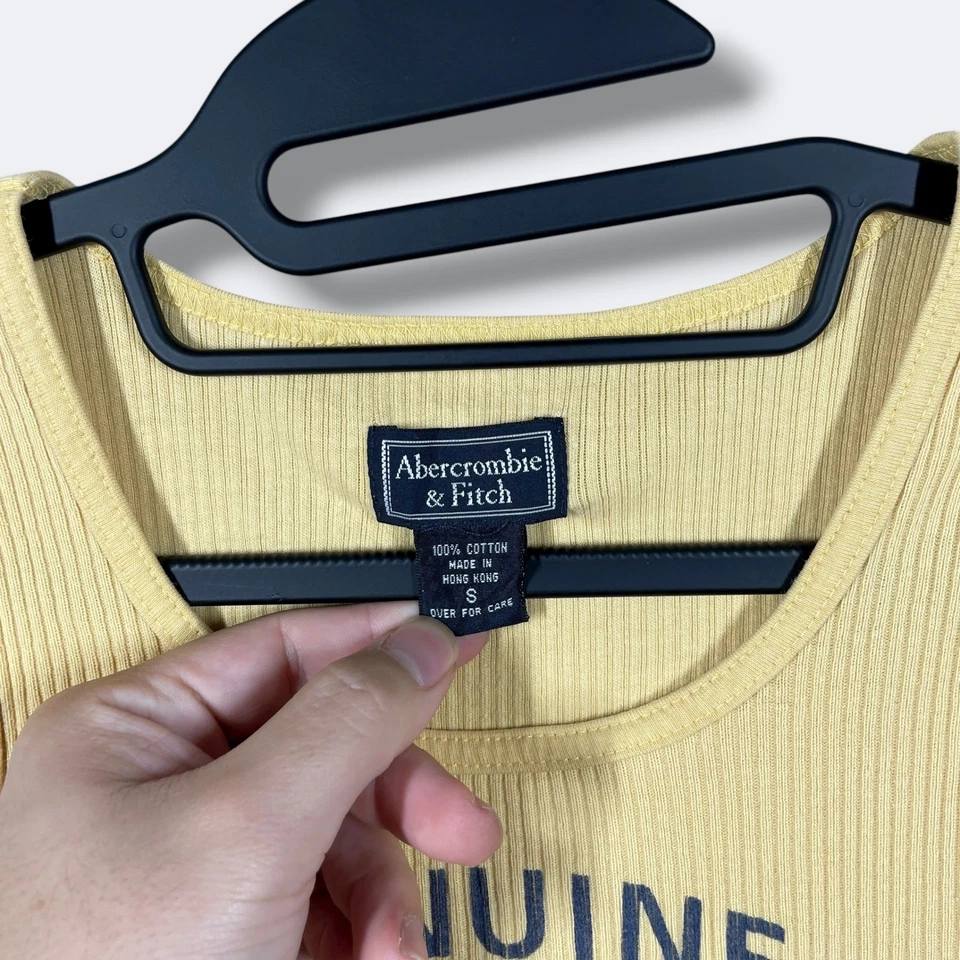 Camiseta sin mangas acanalada vintage Y2K Abercrombie Fitch para mujer S amarilla escritura minimalista Foto 3 de 4