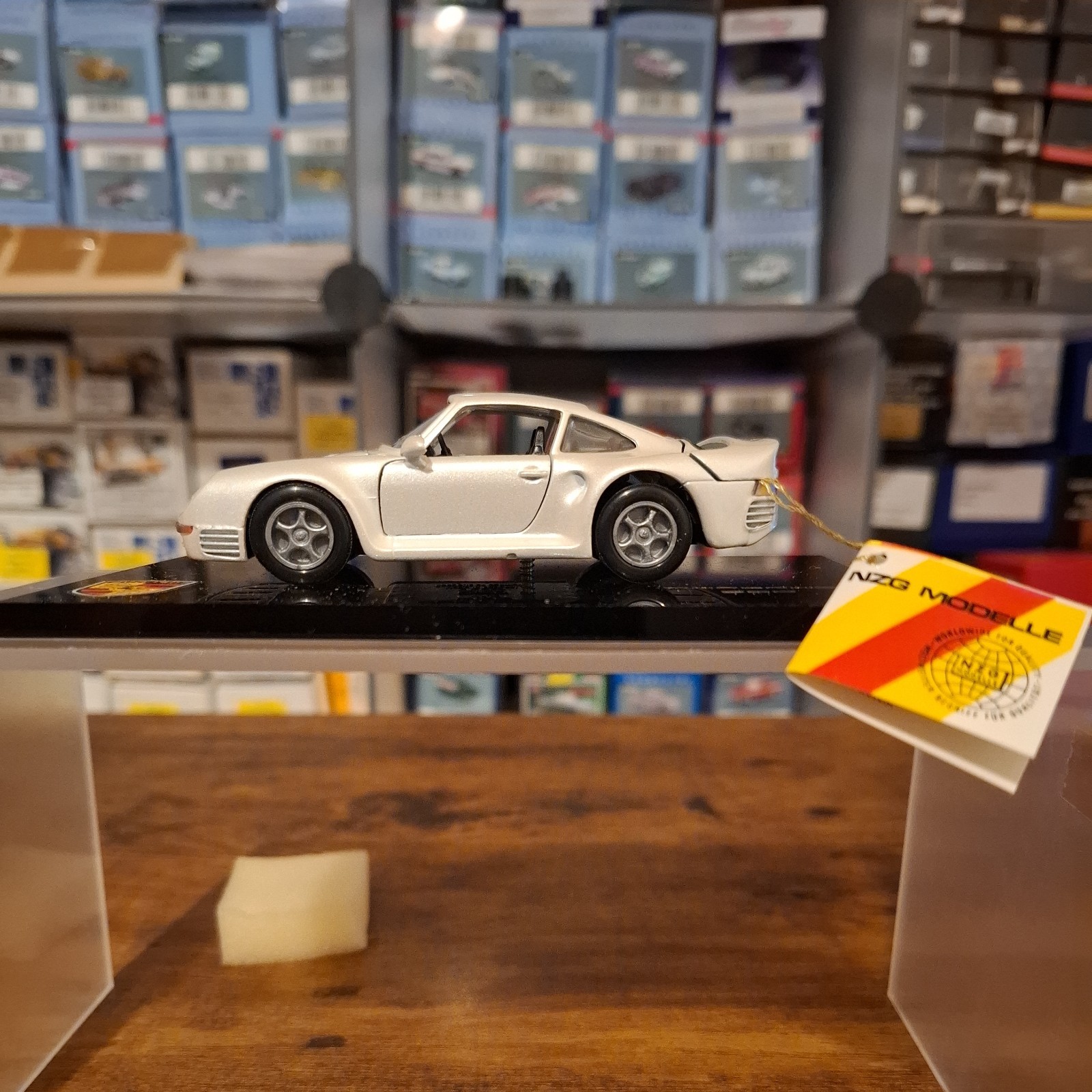 NZG 1/43 Scale Model Car 297 - Porsche 959