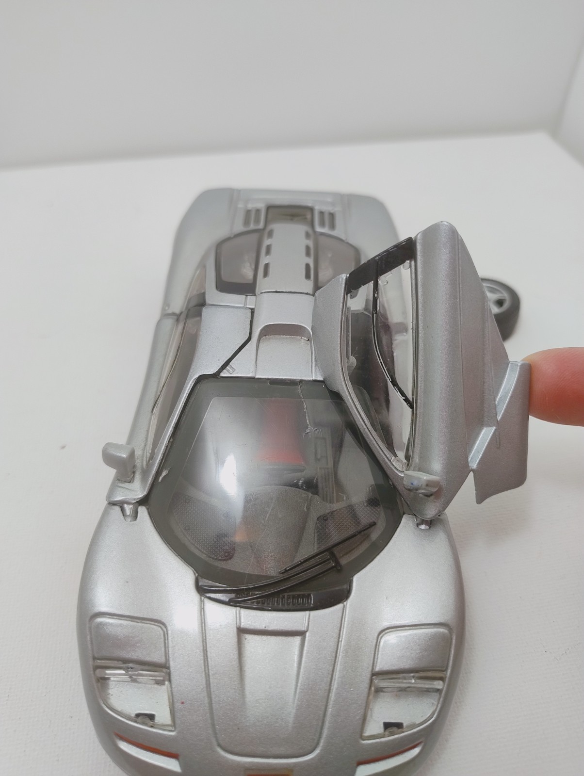 Maisto 1/24 Scale 1993 McLaren F1 Road Car - Silver - no box see photos 57
