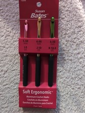 SUSAN BATES SOFT HANDLE ERGONOMIC CROCHET HOOK SET; SIZES I, J, K 12694