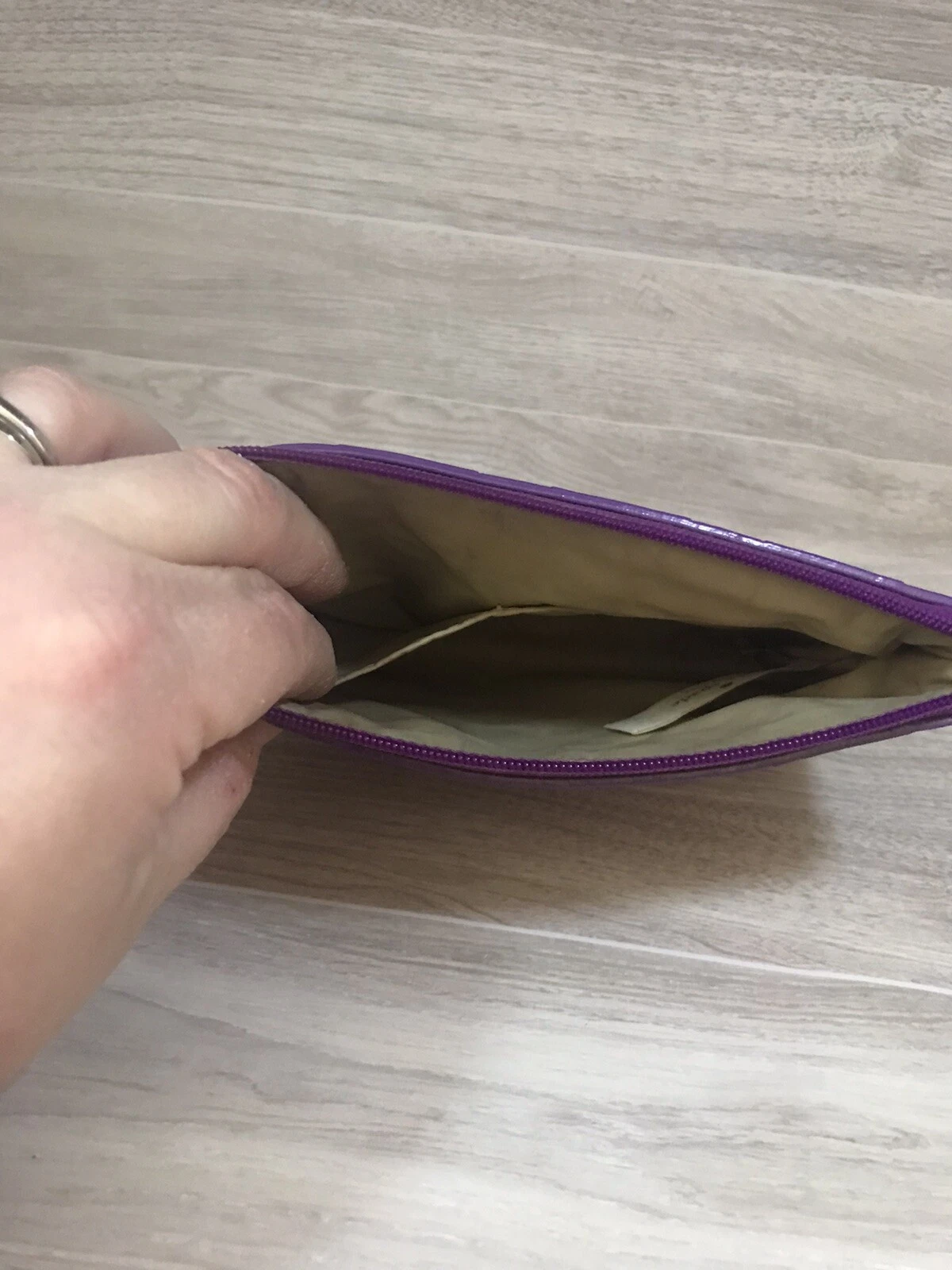 Pochette Kate Spade piccola vernice viola con zip "Camelia Street" New York