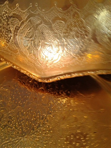 Large Floral Pattern Gold Centerpiece Bowl and Plate Set. Made in India. Vintage - 第 8/9 張圖片