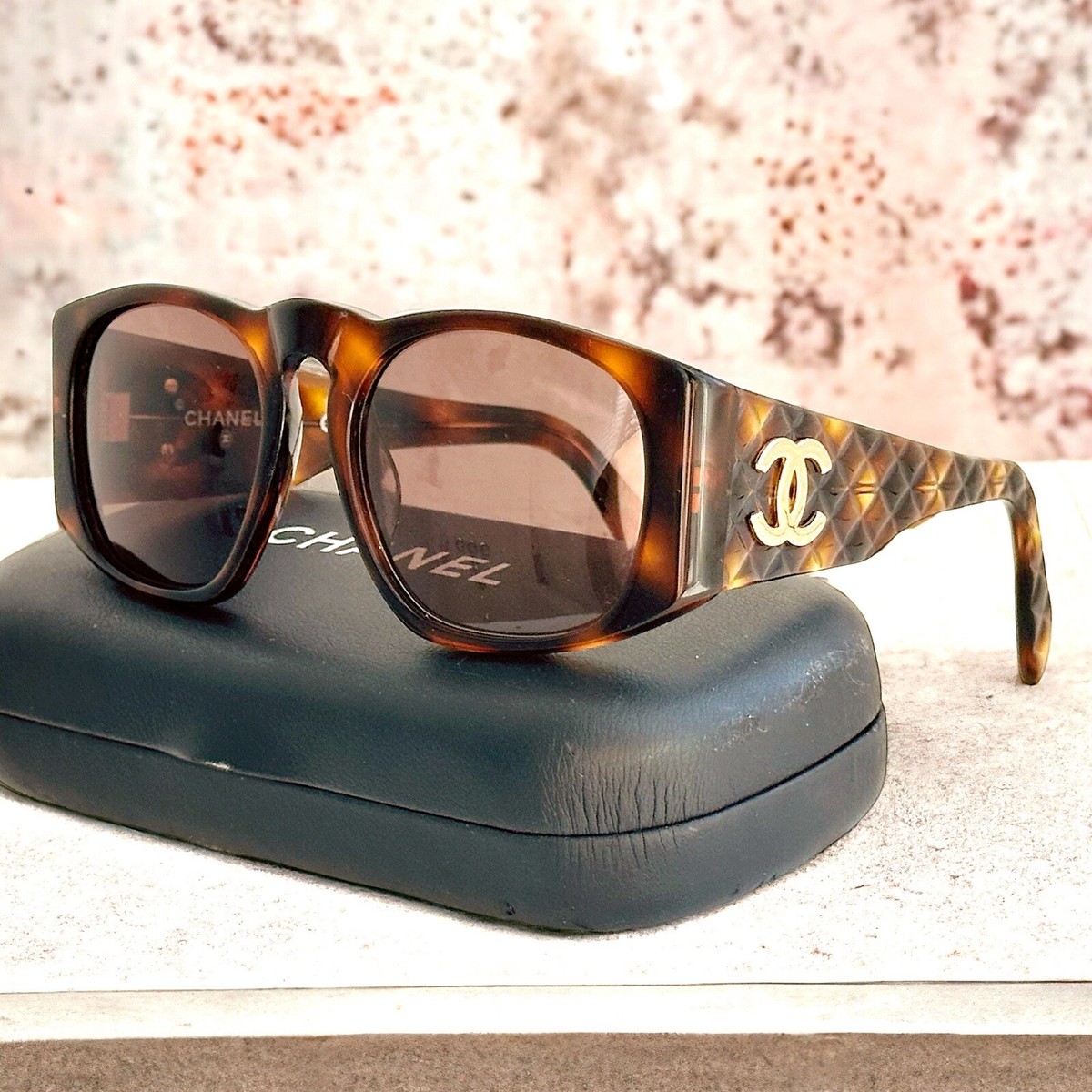 Chanel RARE Vintage 1992 CC Tortoiseshell Matelasse Frame Chanel RARE Vintage 1992 CC Tortoiseshell Matelasse Frame