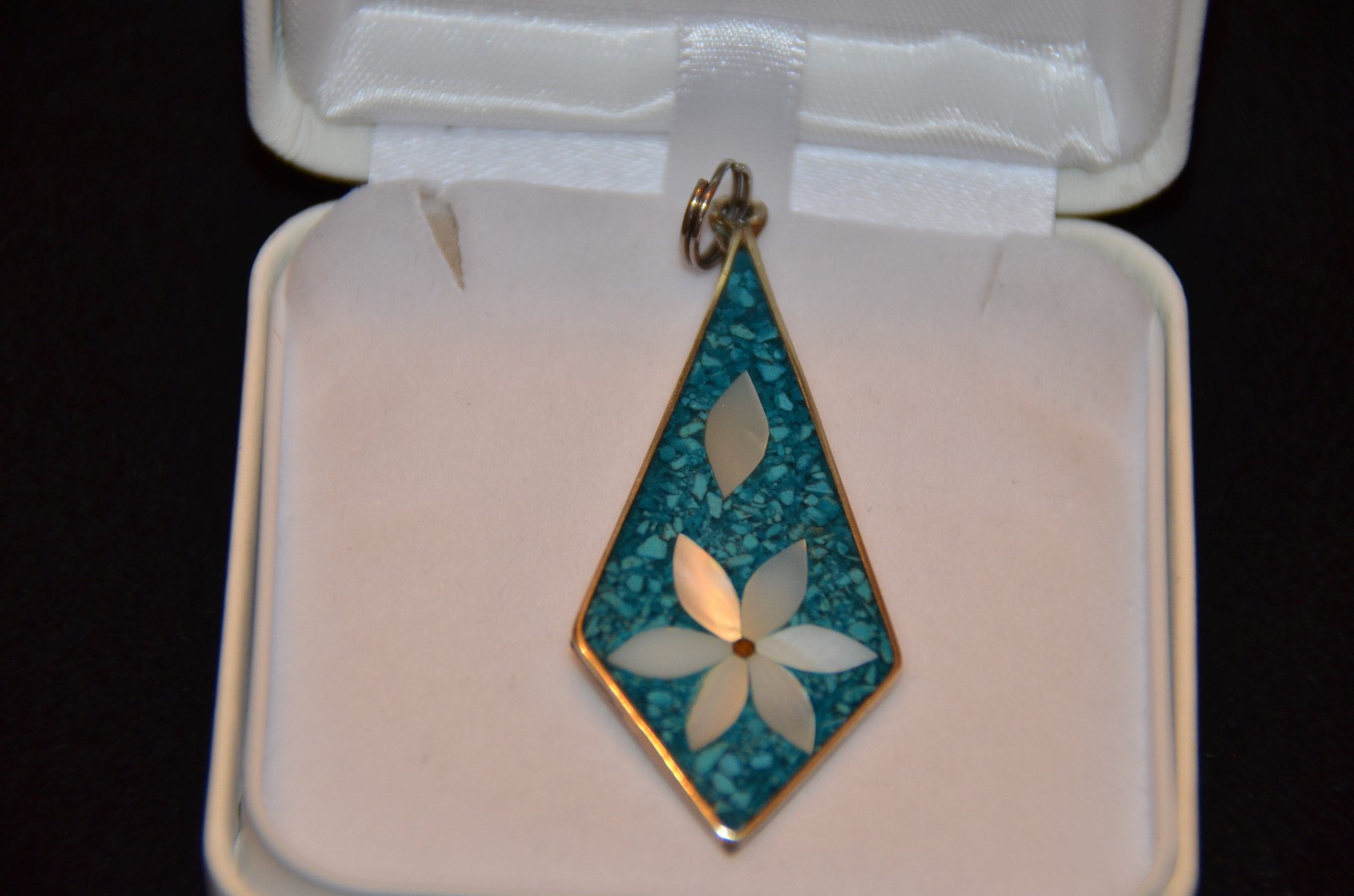 Crushed Turquoise and Mother of Pearl Daisy pendant in sterling silver .925