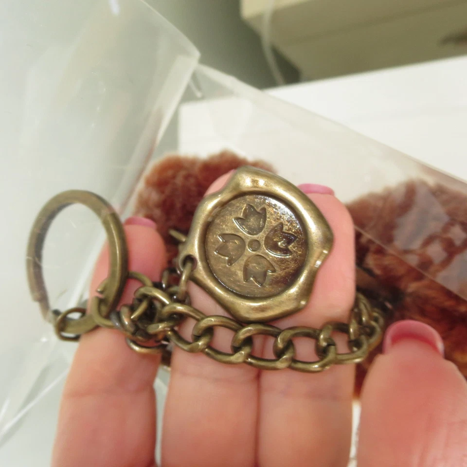 PATRICIA NASH CORTE LÁSER SHERPA CHOCOLATE DOBLE POM LLAVERO ENCANTO LLAVERO Foto 2 de 3