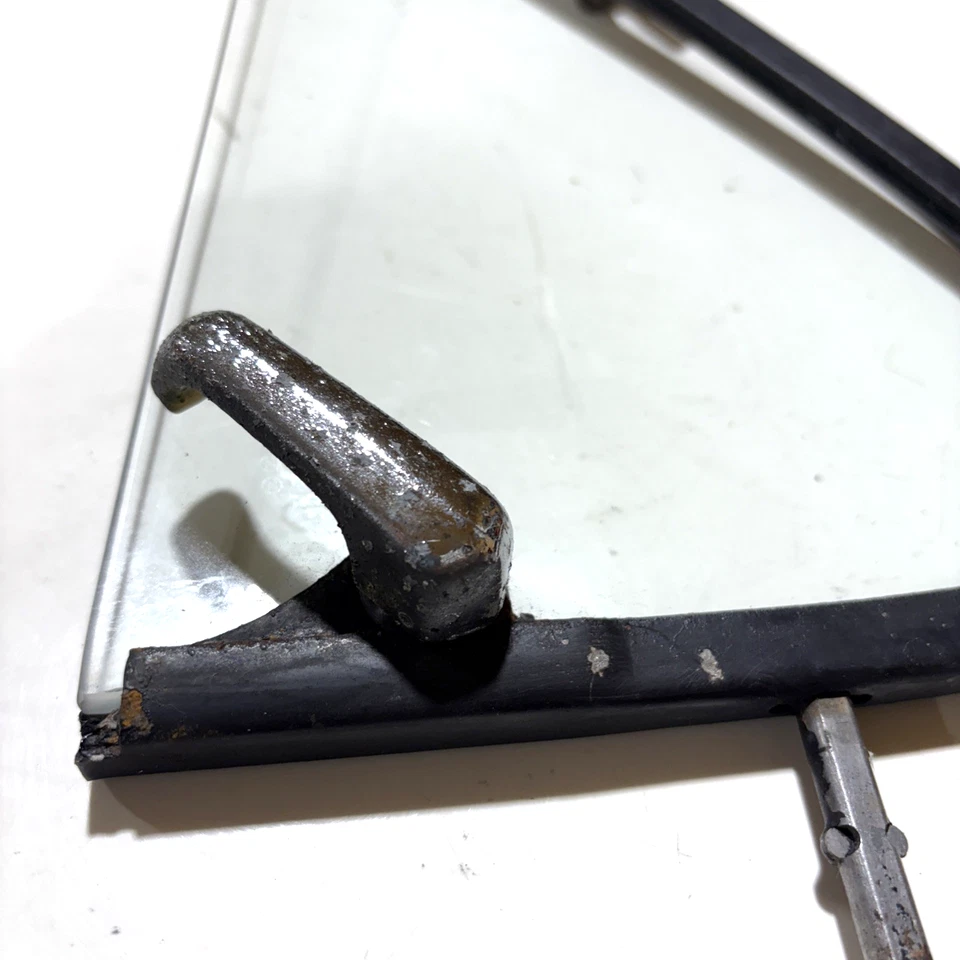 1967-1972 Ford F-Series vidro de ventilação (RH) janela de asa do lado do passageiro (OEM) - Imagem 4 de 4