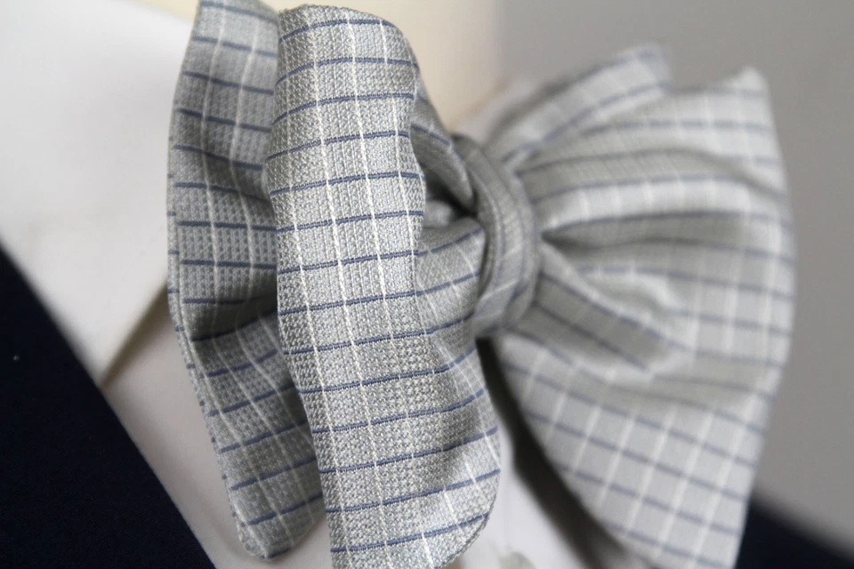 Pajarita para hombre 100 % seda autoatada azul mariposa grande micro cuadros hecha en EE. UU. S724 Foto 4 de 4