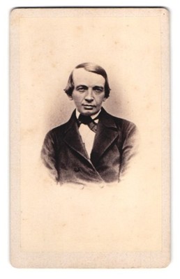 Fotografie B. Sparmeyer, Herrnhut, Herr im Anzug mit Fliege CDV /Kabinett-Foto