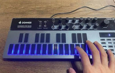 Analog Bass Synthesizer Sequencer Donner Essential B1 + Intuitive User Interface