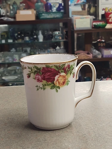 Royal Albert Old Country Roses Beaker Mug 8.5 oz. Floral with gold Trim New
