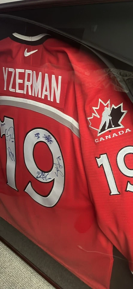 2010 Team Canada steve yzerman signed jersey Signed By Team - Image 3 of 4