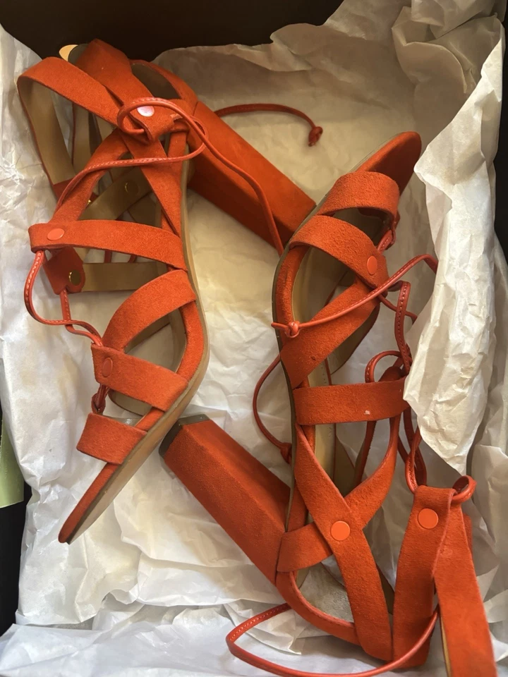 Banana Republic 女式红色绒面革系带粗跟凉鞋,尺寸 6⁄2M — 第 4/4 张图片