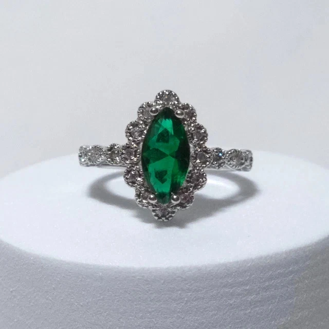 Anillo para mujer esmeralda verde creado en laboratorio corte marquesa de 3,20 quilates enchapado en oro blanco de 14 k Foto 2 de 4