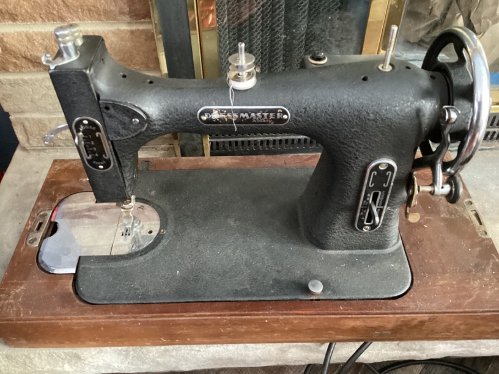 Vintage White 1940’s Electric Sewing Machine DRESSMASTER Rotary E6354