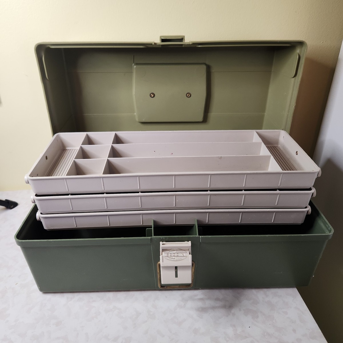 Boîte De Pêche Plano 6803 – 3 Plateaux – Vert Et Marron – Ancien Modèle Avec étiquettes