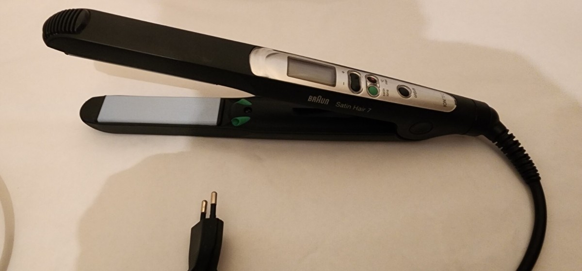 The Braun Satin-Hair Iontec hair straightener With IONTEC ST710