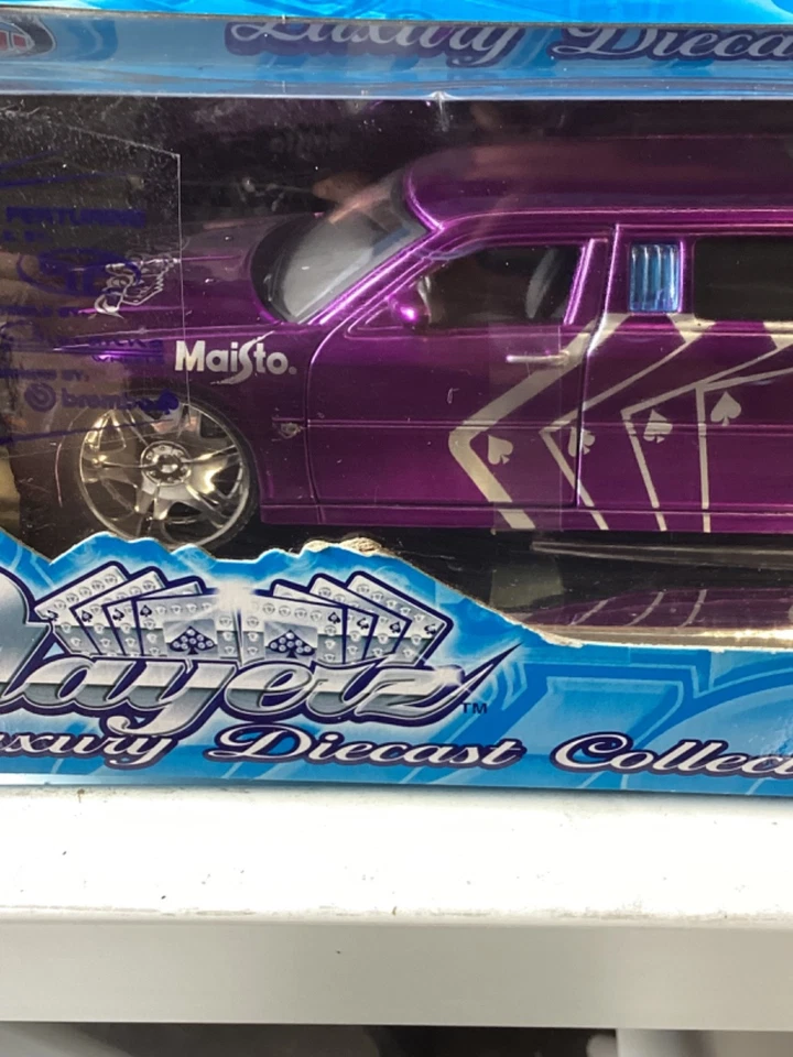 Maisto Playerz 2005 Chrysler 300C Hemi Limousine  Purple 1/24 - Image 2 of 4