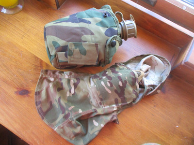 US 1979 PLASTIC CANTEEN POUCH W/CAMOUFLAGE FACE COVERING HUNTER MASK