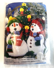  5132 Design Works Craft Kit "Caroling Snowmen" Felt  Sequin Wall Hanging Kit