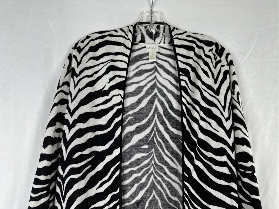 Chicos Cárdigan Suéter Mujer Talla 1 Negro Blanco Estampado Animal Encaje Dobladillo BOHO Foto 2 de 4