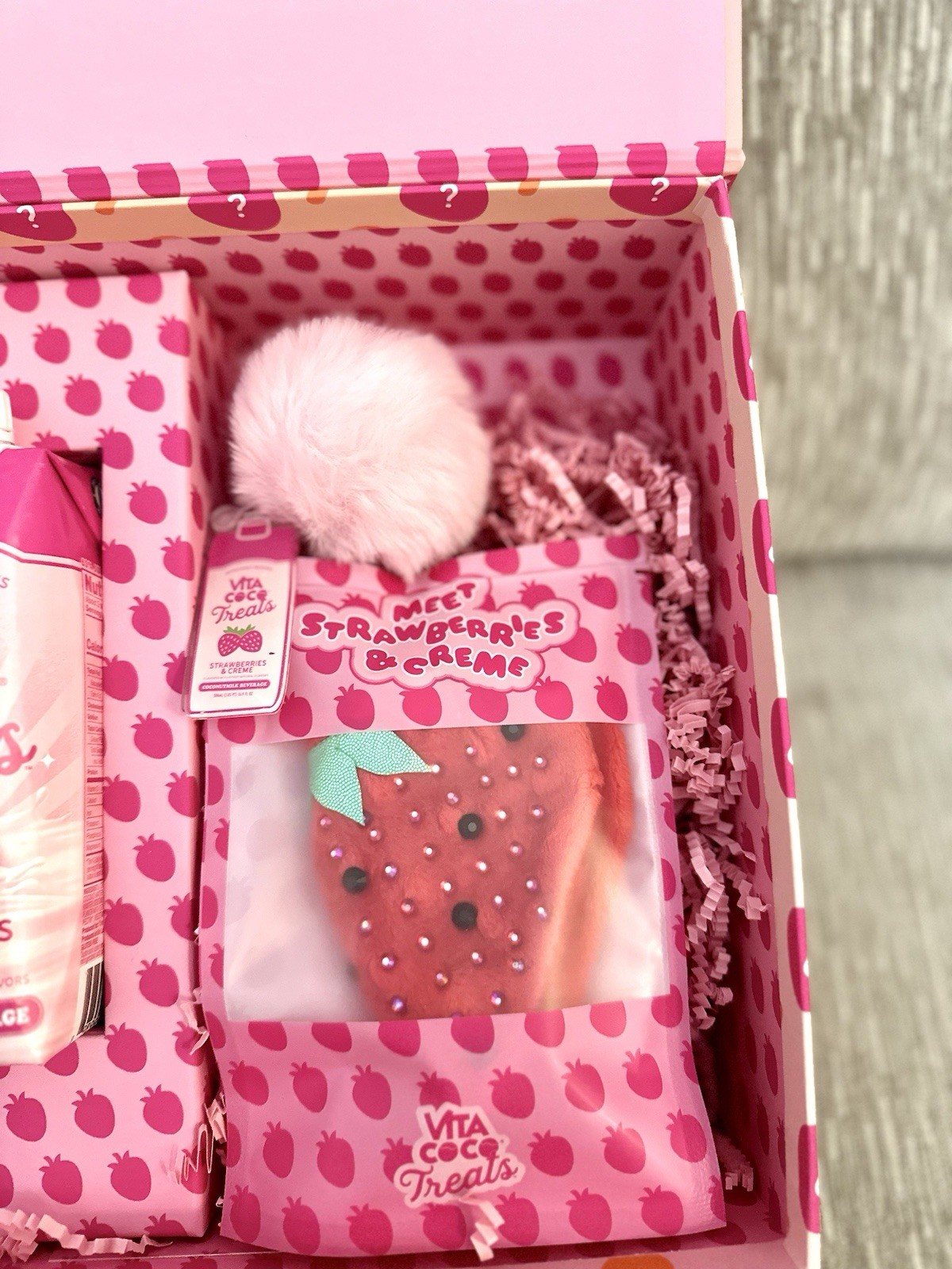 Vita Coco Mystery Kit Strawberry & Creme Treats Labubu Costume + Keychain LE/300