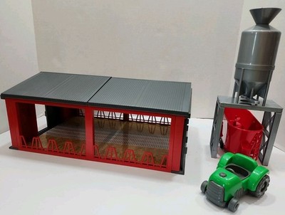 Country Life Cattle Barn Playset (Preowned)