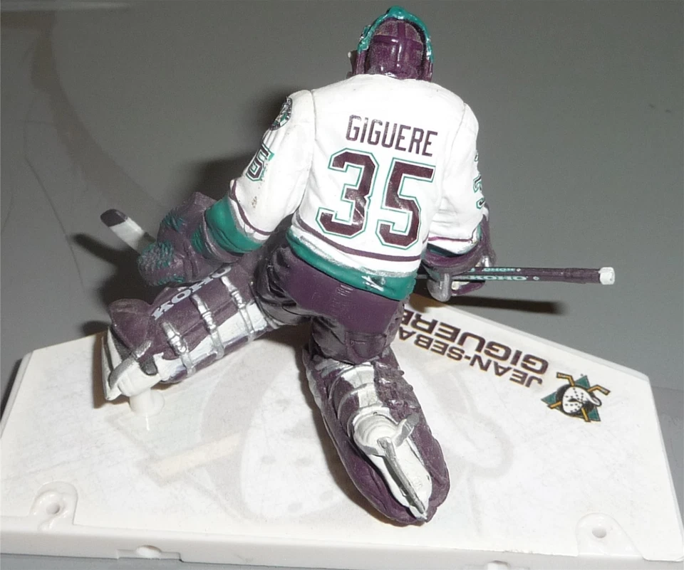 Figura de hockey suelta Jean-Sebastien Giguere Anaheim Mighty Ducks McFarlane NHL 3" Foto 2 de 2