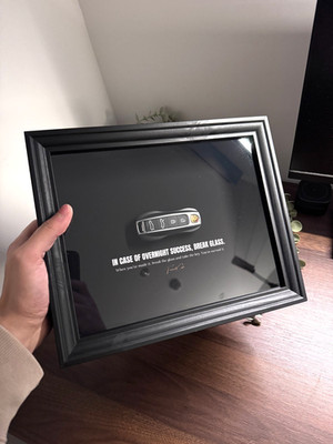 Porsche Schlüsselrahmen von Framedcash | Bei Erfolg über Nacht | 25x20 cm