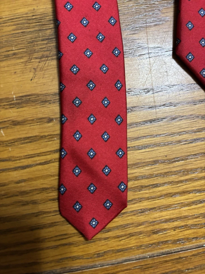 Мужской итальянский шелковый галстук Oliver Hunt.  Красный с маленьким синим/зеленым бриллиантовым принтом - Изображение 4 из 4
