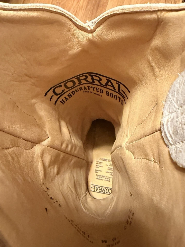 BOTA VAQUERA DE BODA CORRAL PARA MUJER BLANCA CON INCRUSTACIONES BRILLANTES Y CRISTALES PUNTA CORTA Foto 4 de 4