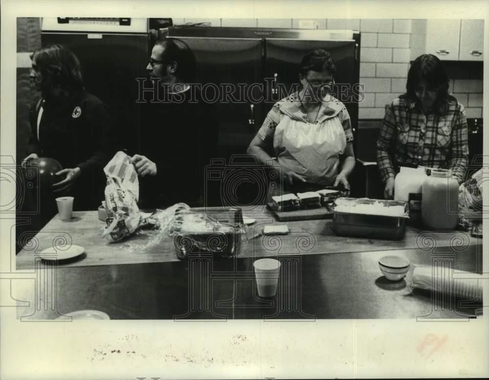 1977 Press Photo Group prepares sandwiches in Schoharie, New York school kitchen