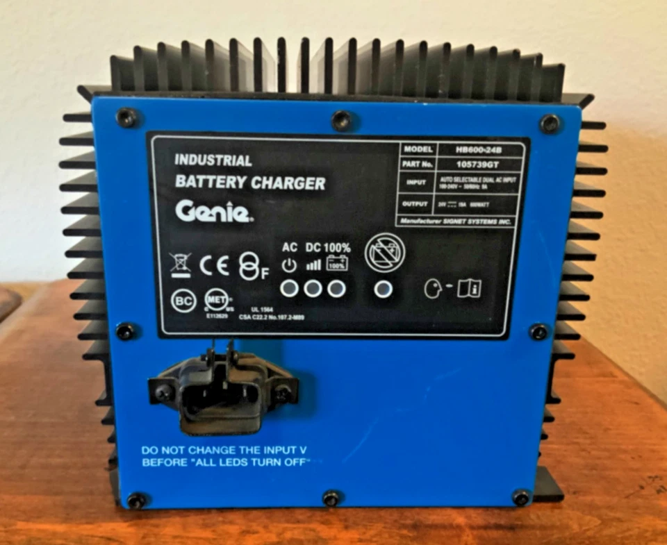 全新 Genie 105739GT 电池充电器 HB600-24B 24V 19A — 第 3/4 张图片