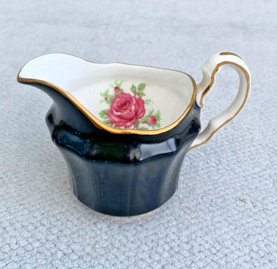Hübsches kleines schwarzes Bone China Milchkännchen von Adderley - rosa Rosen